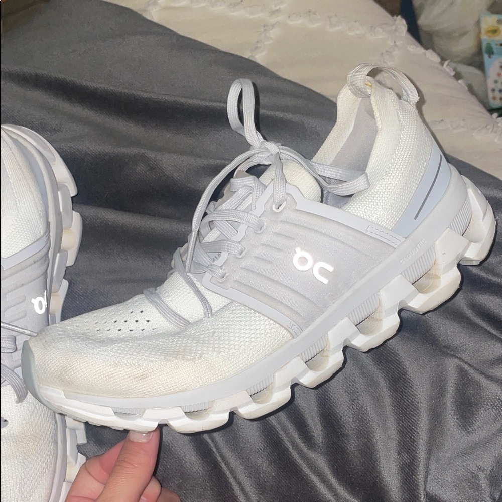 White On Clouds slightly worn/dirty Size 7 Still in good condition